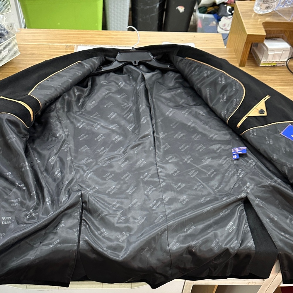 Sophisticated velvet Men's 2 button Black Blazer - Picture 7 of 10